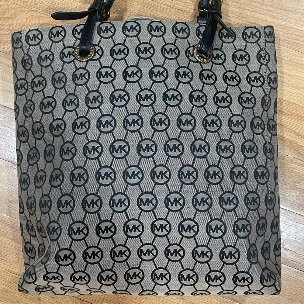 Gently But Barely Used Mk Large Tote Great Condit… - image 2